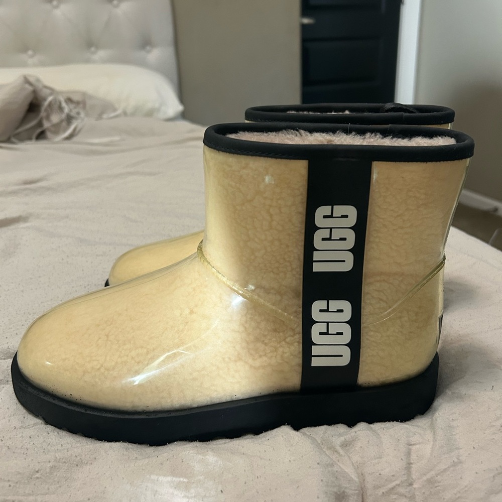 UGG Women's Cream and Black Winter Boots